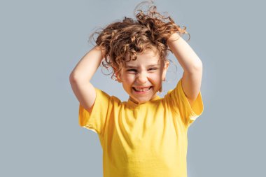 El ele tutuşup gülen komik kızın portresi.