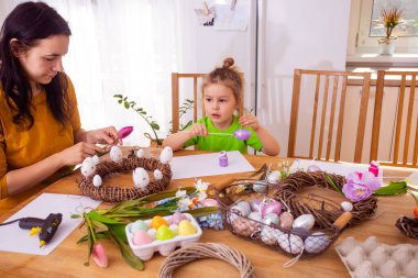 Yaratıcı anne oğlu için Paskalya atölyesi düzenledi.
