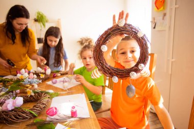 Çocuklar bahar tatillerine bayılır ve Paskalya 'yı beklerler.