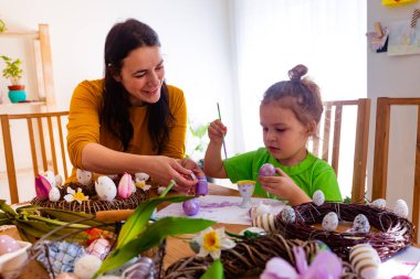 Yaratıcı anne oğlu için Paskalya atölyesi düzenledi.