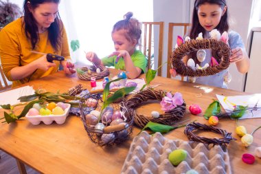 Paskalya 'dan önce kapatılırken ailecek vakit geçireceğiz.