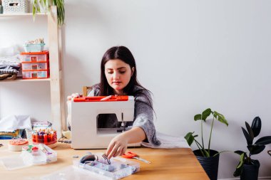 Gelinlik terzisi beyaz klasik gelinliği değiştiriyor.