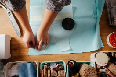 Evde çocuk kıyafetleri tasarlamak ve yaratmak.