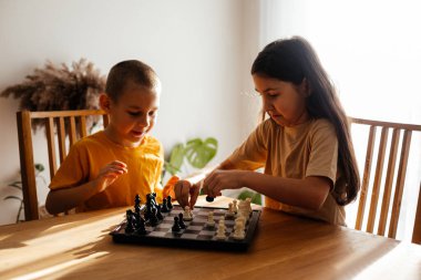 Çocuklar satranç oynarken harika vakit geçiriyorlar.