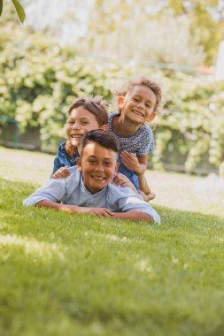 Üç küçük çocuğun bir kule gibi portresi