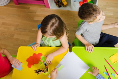 Sanat dersi sırasında ana okulu öğrencileri