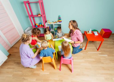 Sanat dersi sırasında ana okulu öğrencileri