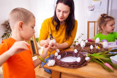 Çocuklara yeteneklerini gösterme fırsatı veriyor.