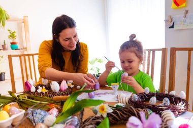 Yaratıcı anne oğlu için Paskalya atölyesi düzenledi.