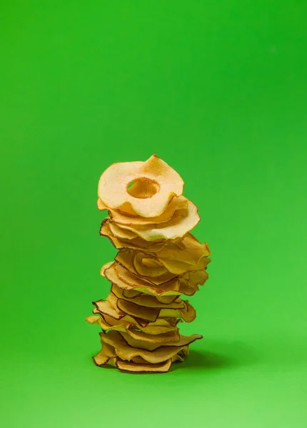 Torre de partes secadas redondas de maçã no verde — Fotografia de Stock