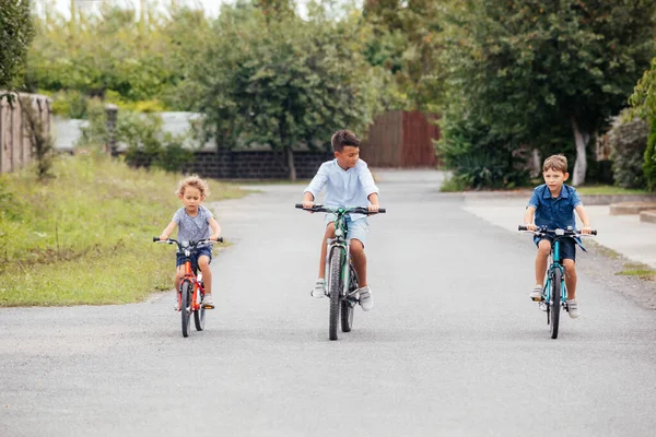 Kinderen hebben een vrije tijd op fietsen outoodrs — Stockfoto