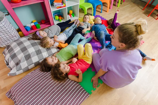 幼稚園で昼寝をした後の幸せな保育園 — ストック写真