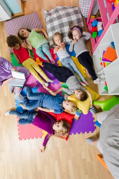 Gelukkige kleuters na een dutje op de kleuterschool — Stockfoto