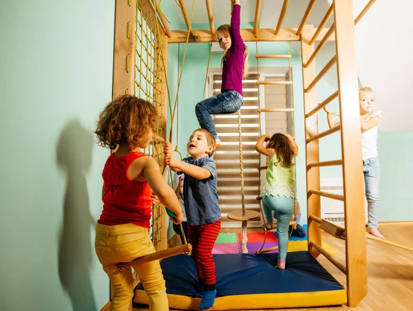 Cours d'entraînement physique dans un complexe sportif en bois à la maternelle — Photo