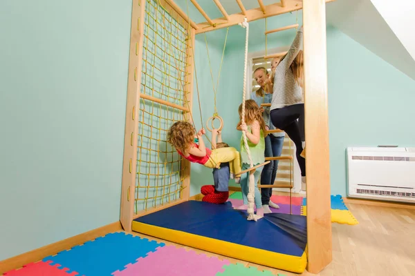Aula de treinamento físico em um complexo esportivo de madeira no jardim de infância — Fotografia de Stock