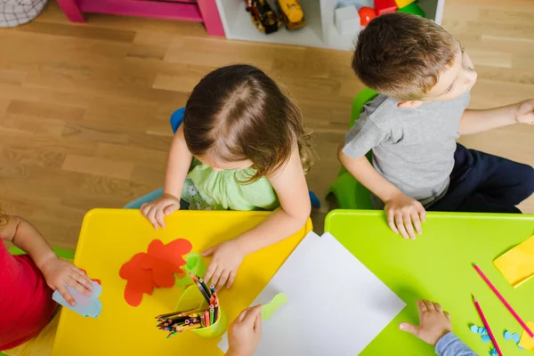 Sanat dersi sırasında ana okulu öğrencileri