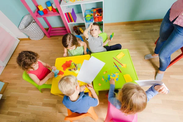 Top view kindergarten children during art lesson — Stock Photo, Image