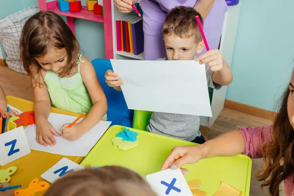 Voorschoolse kinderen leren Engels alfabet met behulp van kaarten — Stockfoto