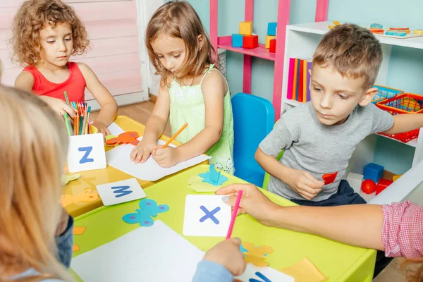 Voorschoolse kinderen leren Engels alfabet met behulp van kaarten — Stockfoto