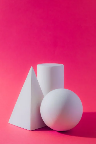 Abstrakta vita geometriska figurer fortfarande liv på rosa — Stockfoto