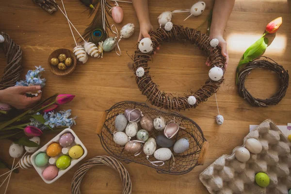 Zelfgemaakte Pasen krans van wijnstokken versierd met eieren — Stockfoto