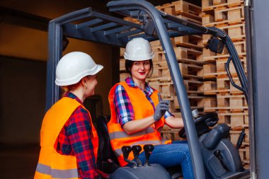 İş sorunlarını çözen genç kadın depo çalışanları.