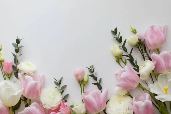 Rosa och vita blommor gränsen design över den vita — Stockfoto