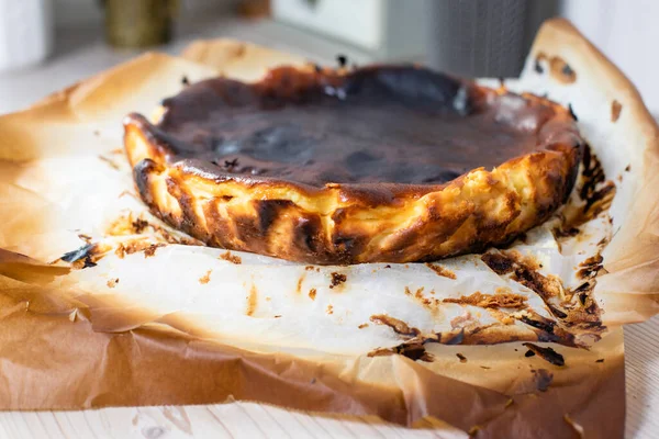 Hele gekookte Baskische gebrande kwarktaart in de keuken — Stockfoto