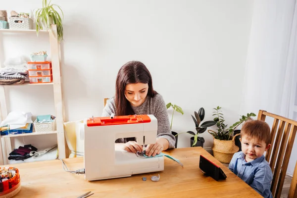 Együtt dolgozni a gyerekekkel, miközben zárlat és online tanulás — Stock Fotó