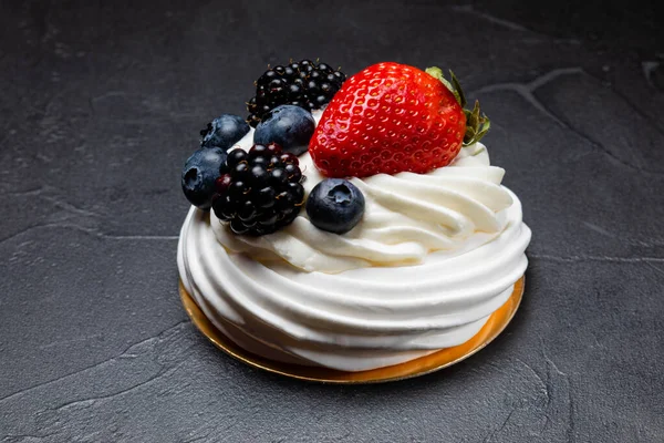 加白奶油和水果的巴甫洛夫甜点 — 图库照片