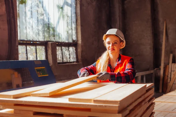 有吸引力的妇女木材厂工人手持木板 — 图库照片