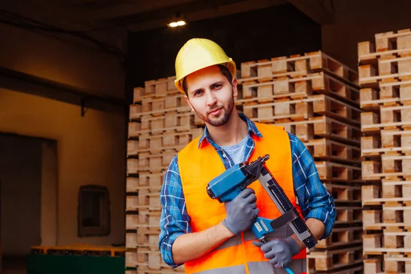 Lenhador profissional em hardhat segurando martelo pneumático — Fotografia de Stock