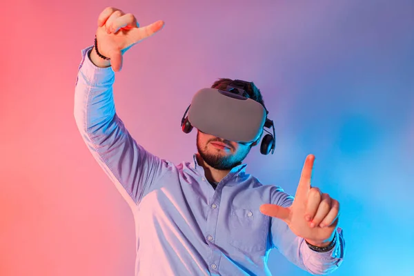 Man connection with abstract web and chains in virtual reality — Stock Photo, Image