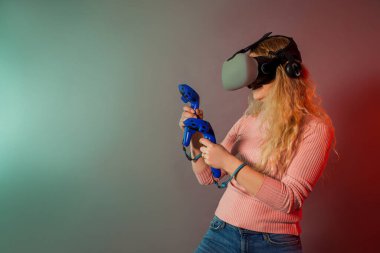 Sanal gerçeklik için oyun aleti kullanan bir kadın