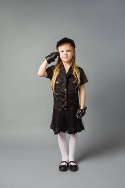 Asker kostümü giymiş küçük kız selamlanıyor.