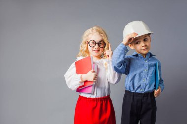 Öğretmen ve mühendis kostümlü küçük çift.