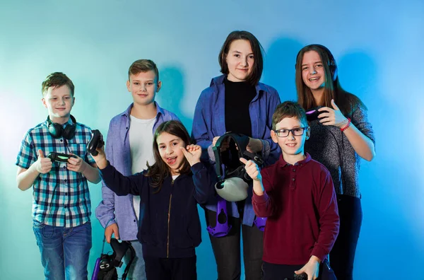 Grupa dzieci korzystających z gadżetów do gier dla wirtualnej rzeczywistości — Zdjęcie stockowe