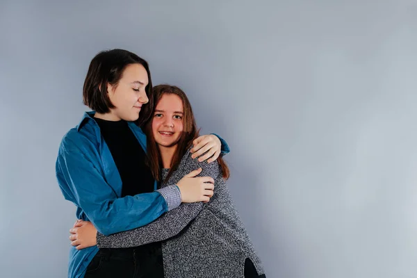 Duas irmãs adolescentes estão se abraçando — Fotografia de Stock