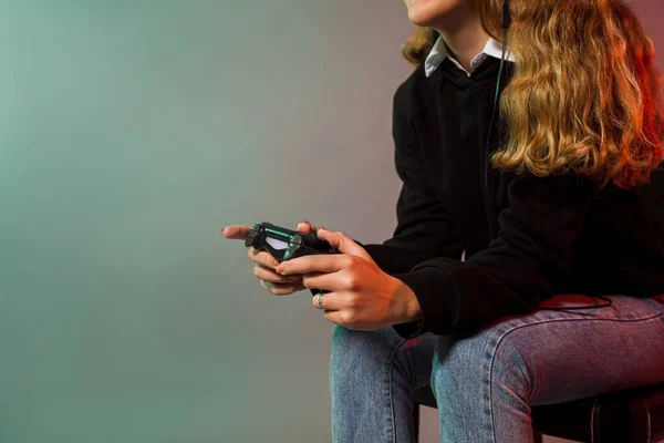 Девушка держит джойстик и играет в виртуальную игру — стоковое фото