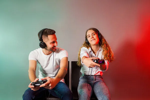 Happy friends holding joysticks and start virtual game — Stock Photo, Image