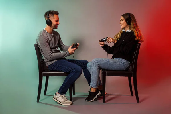 Glada vänner håller joysticks och starta virtuellt spel — Stockfoto
