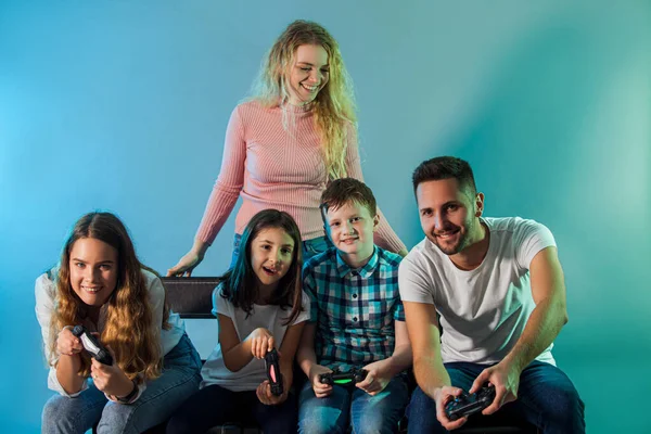 Aile elinde joystickle sanal oyunu başlatır — Stok fotoğraf