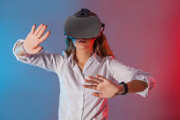 Para używająca gadżetu do gier dla wirtualnej rzeczywistości — Zdjęcie stockowe