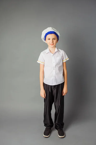 De kleine jongen gekleed in een matrozenuniform — Stockfoto