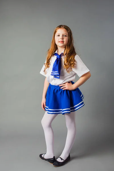 Маленька дівчинка позує в костюмі моряка — стокове фото