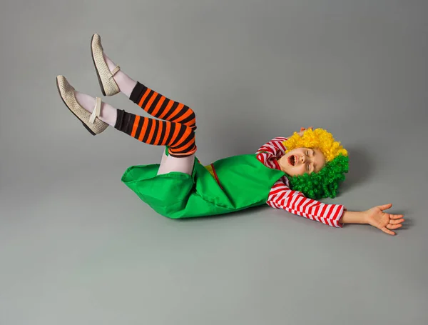 Dziewczynka w kostiumie klauna wyraża emocje. — Zdjęcie stockowe