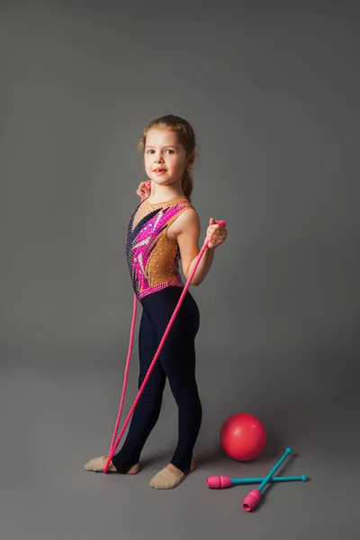 La bella ragazzina si allena in una brillante uniforme sportiva — Foto Stock