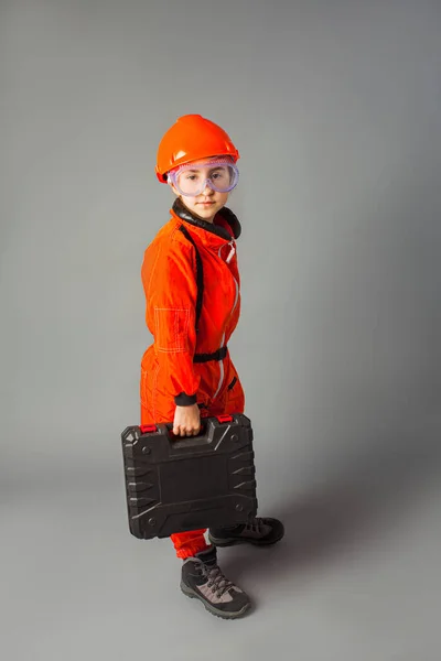 Το κοριτσάκι με τη στολή μηχανικού με τα γυαλιά και το κουτί — Φωτογραφία Αρχείου