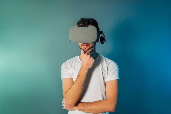 Uomo che utilizza occhiali di realtà virtuale per lo shopping virtuale Fotografia Stock