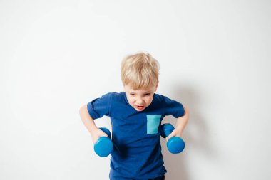 Aktif çocuklar ebeveynlerini örnek alarak spor yapıyor.